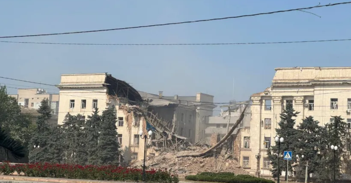 Velik prepir čez lužo in oglušujoč molk o ruskih udarcih v Ukrajini